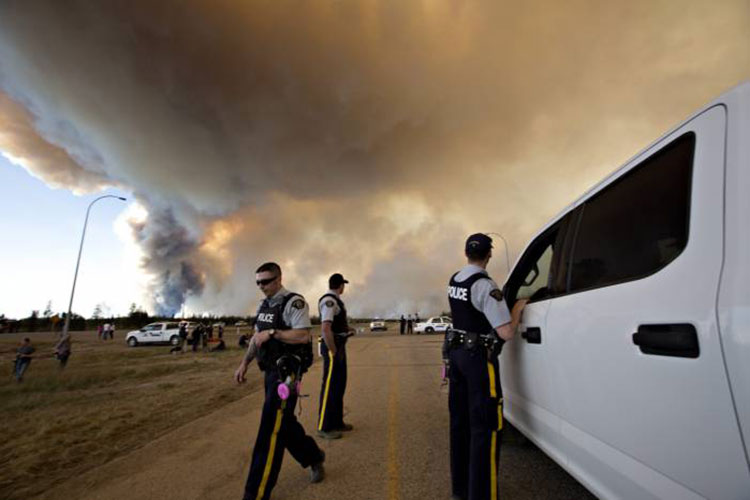 Evacuan campamentos petroleros en Canadá por incendios