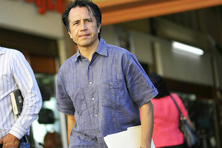 Candidato de Morena, de juerga en antro en plena campaña
