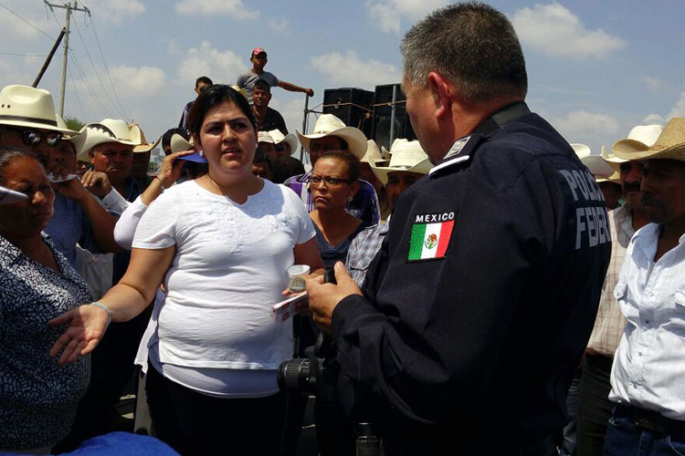 Y en Tula, panistas cierran media carretera