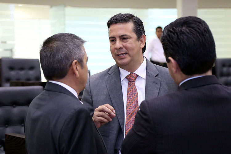Ofrece Jorge Valdez becas estudiantiles, útiles escolares