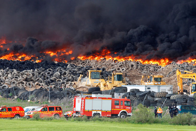 Regresan desalojados por incendio de neumáticos en España