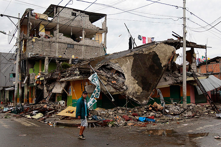 Más de 70.000 ecuatorianos siguen sin hogar un mes después del terremoto