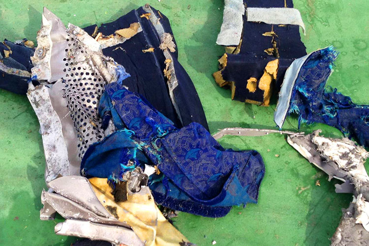 Análisis forense del avión de EgyptAir apuntan a explosión