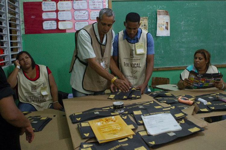 Medina encabeza elecciones en Dominicana