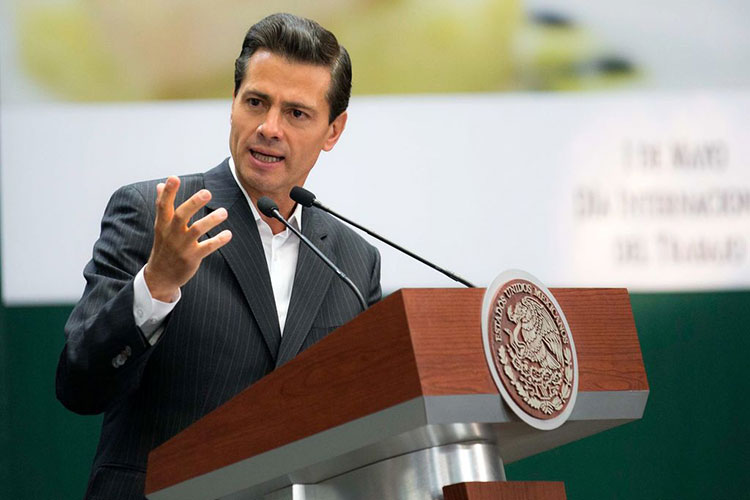 Reconoce EPN labor de maestros en su día