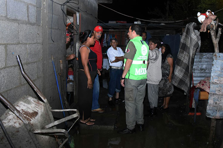 Rescatan a familias inundadas en el ejido Guadalupe Victoria