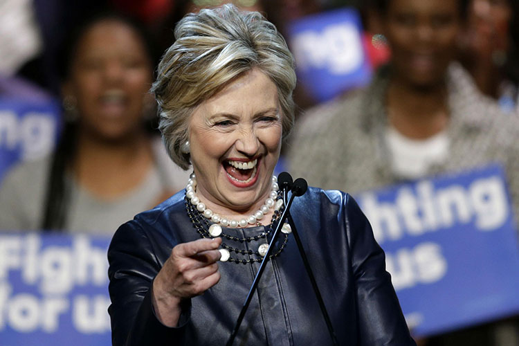 Clinton y Trump, virtualmente empatados