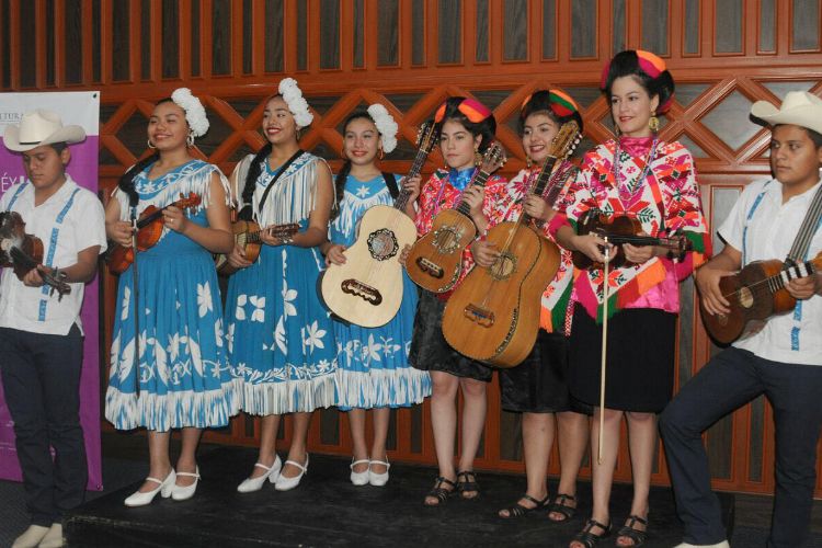 Niñas huapangueras van a Rusia