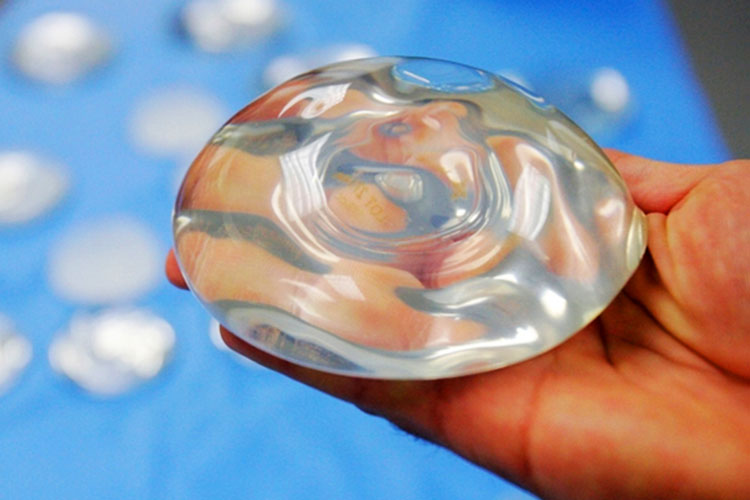 Condenan a 4 de años al responsable de implantes mamarios defectuosos