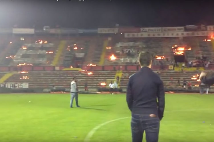 Aficionados incendian estadio por descenso de equipo