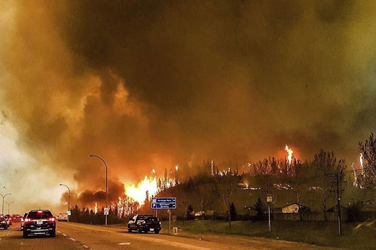 El gran incendio de Canadá continúa expandiéndose