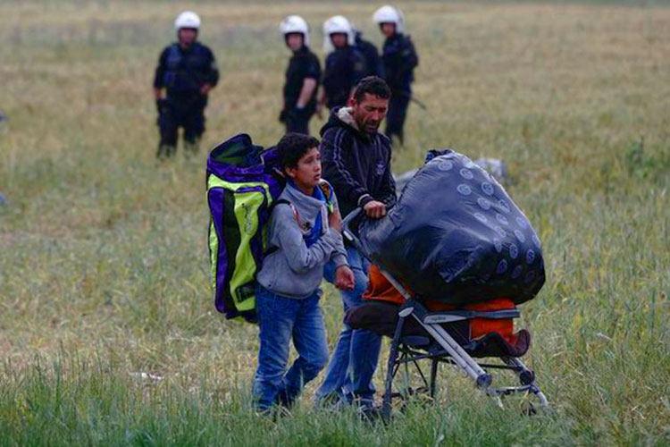 Policía griega desaloja campo de refugiados de Idomeni