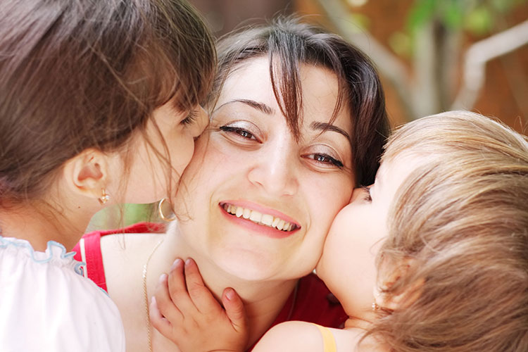 Hay 49.7 millones de madres en México; 52.7% de ellas son casadas