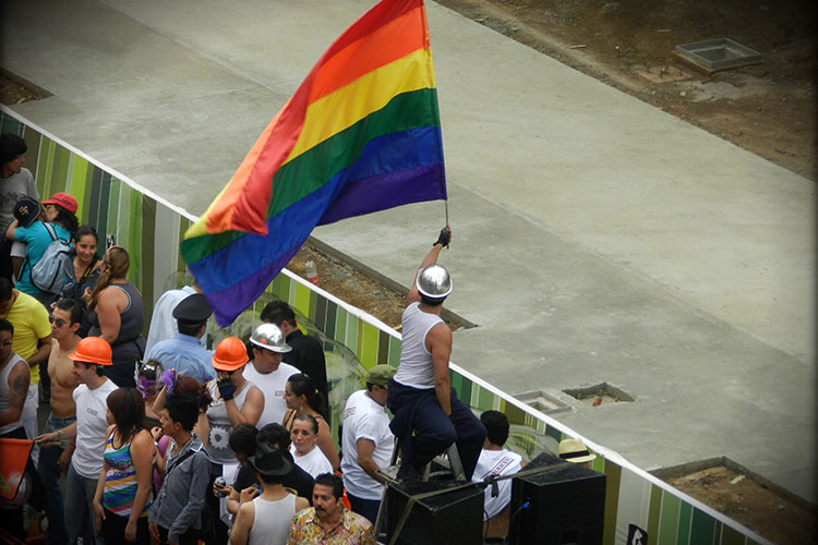 Protestan contra Temer en desfile gay