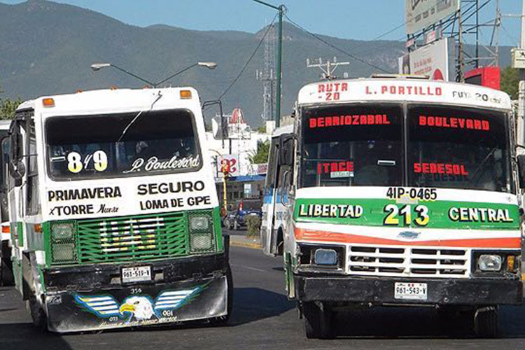 Sacan de ruta 107 micros chatarra en Tamaulipas