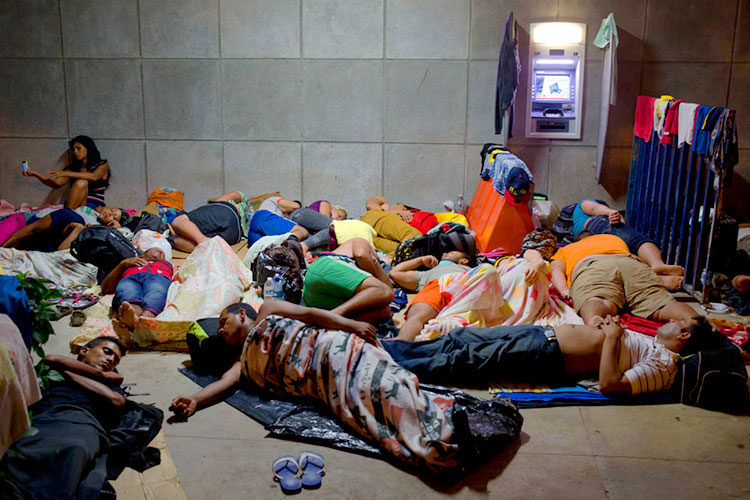 Migrantes cubanos reanudan su viaje a EU desde Panamá vía México