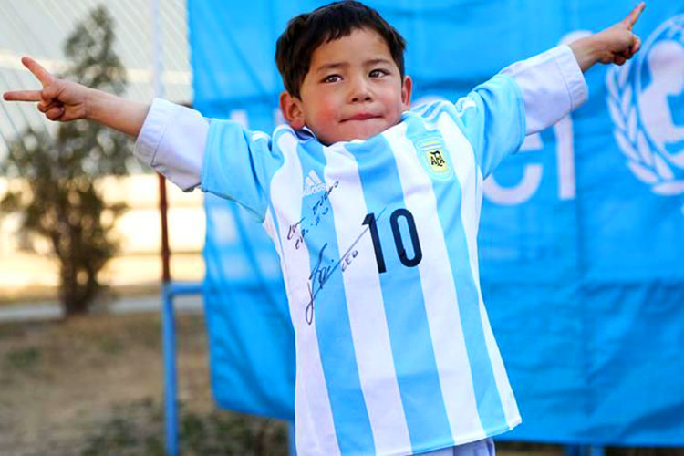 Niño seguidor de Messi; deja su país por amenazas