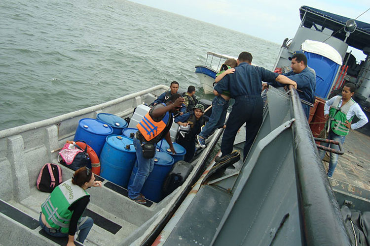 Rescatan a personas que navegaban a la deriva en el Pacífico