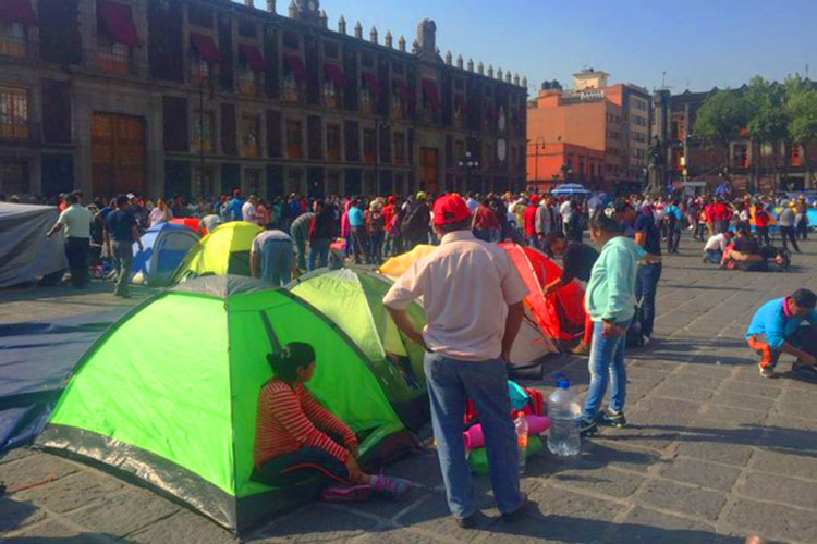 CNTE instala plantón frente a la SEP