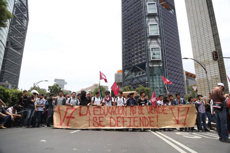 Politecnicos marchan a los pinos para dialogo con EPN, los devuelven a la SEP