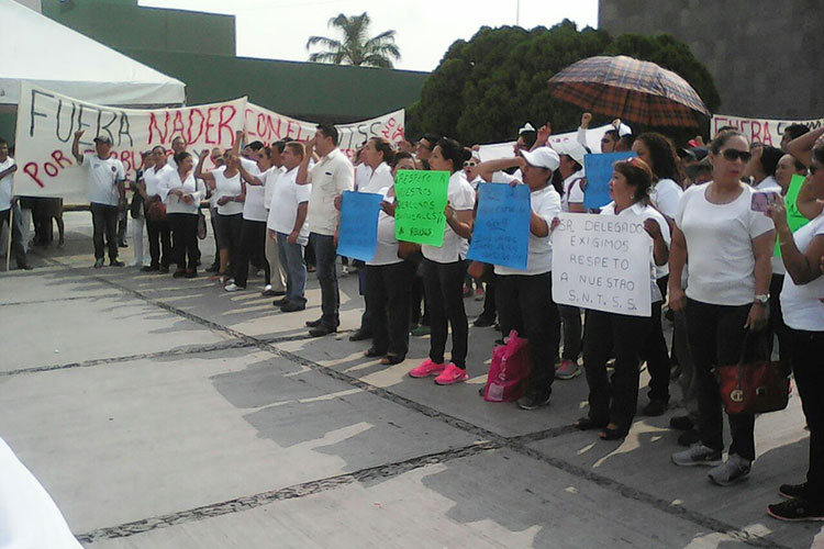 Protesta personal contra delegado del IMSS