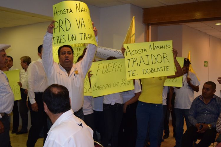 Protestan perredistas en conferencia del PAN