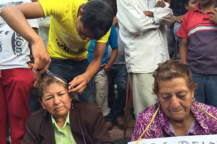 Los obligan a caminar descalzos y luego rapan a maestros en Comitán Chiapas