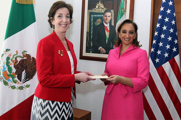 Roberta Jacobson entrega cartas credenciales a Ruiz Massieu