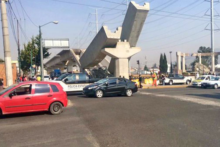Colapsan ballenas de vías de tren suburbano en Edomex
