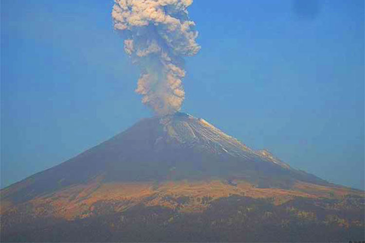 Se registra explosión en el volcán de Colima