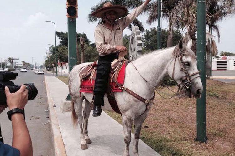 Xico promueve el voto montado en su caballo