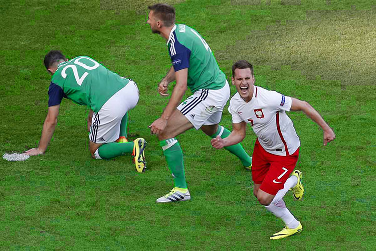 No importa la derrota, Irlanda del Norte son recibidos como héroes