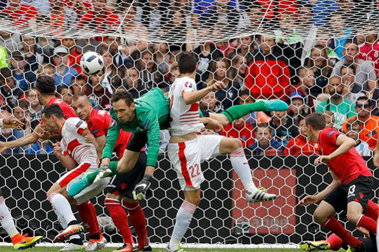 Una Albania ingenua tropieza 0-1 ante Suiza