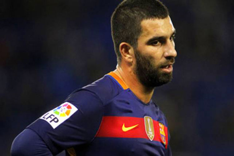 Arda Turan maldice a responsables del atentado en Estambul