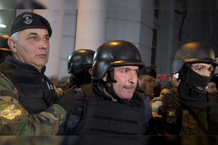 Arrestan a ex ministro cuando enterraba millones de dólares