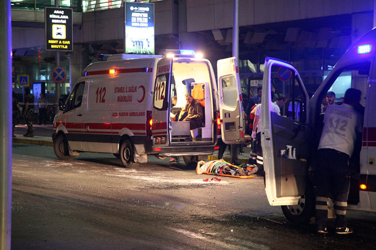 Atentado en Estambul renueva debate sobre seguridad en aeropuertos