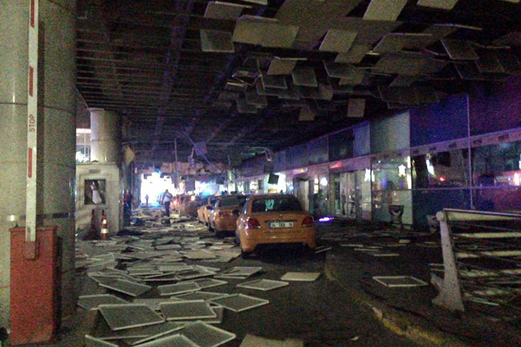 Al menos 10 muertos por atentado al aeropuerto de Estambul