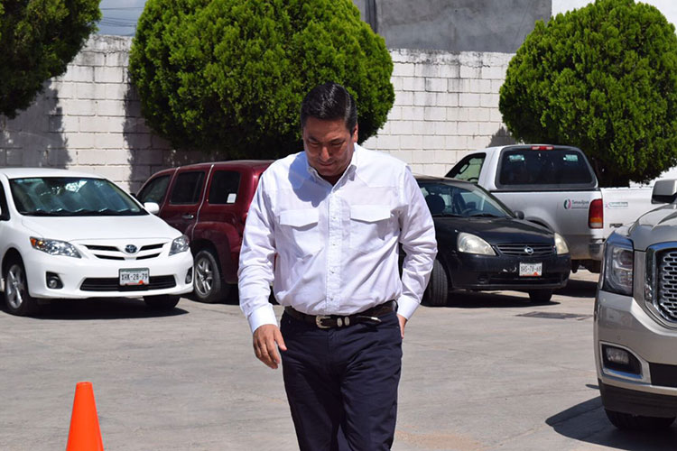 Llega Baltazar a reunión con priistas