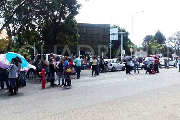 Bloquean maestros accesos al aeropuerto de Oaxaca