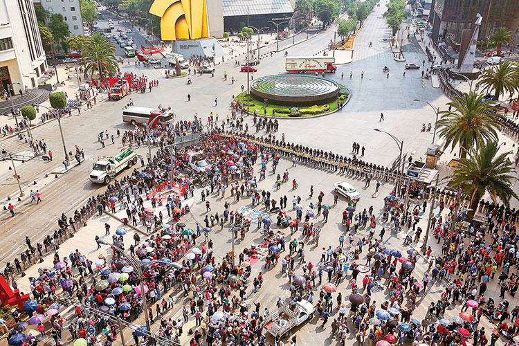 Frustran bloqueos y manifestaciones; impiden a la CNTE llegar al aeropuerto
