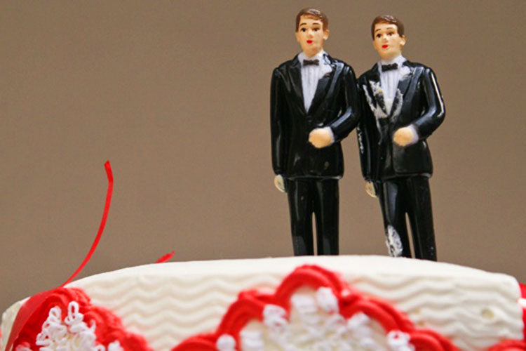 Bodas gay reencienden la polémica; Robles defiende iniciativa