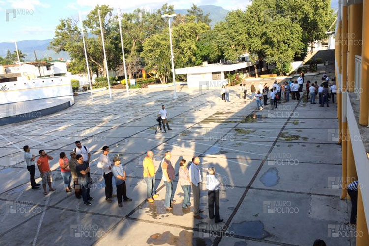 Se hacen fila sin casillas abiertas; Piden a votantes suplir puestos faltantes