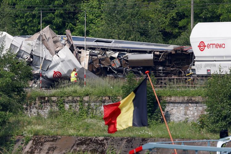Choque de trenes deja tres muertos en Bélgica
