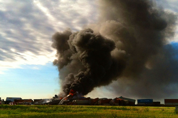Choque de 2 trenes de carga provoca enorme explosión en Texas
