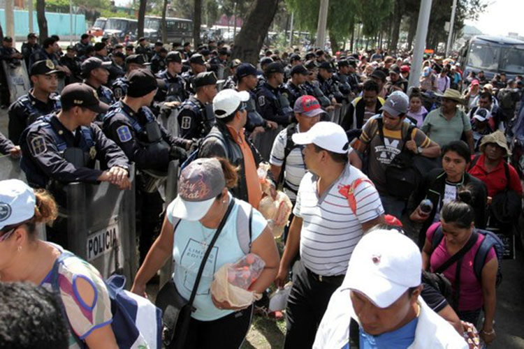 Policía escolta a CNTE hacia la Ciudadela