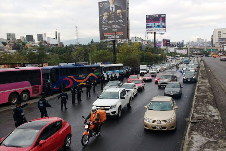 Frenan ingreso de maestros a CDMX; caos en Puerta Santa Fe