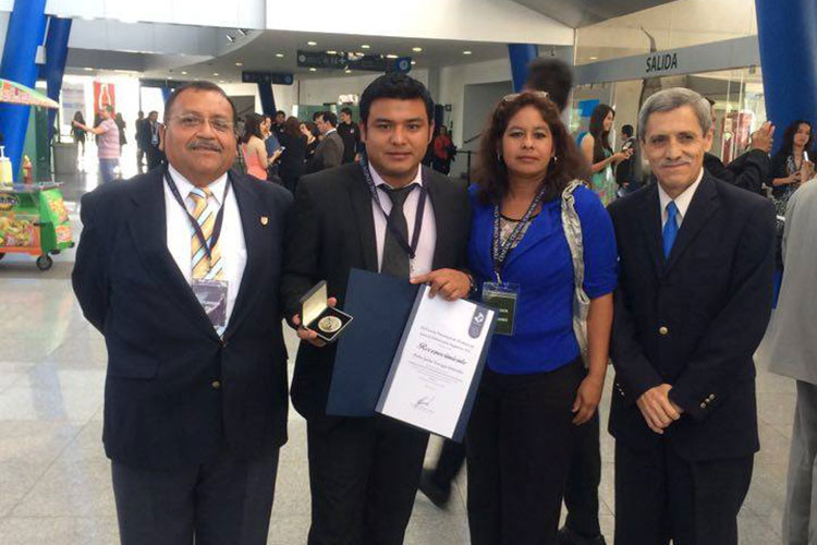 Premia Ceneval a egresado de Derecho UAT-Victoria