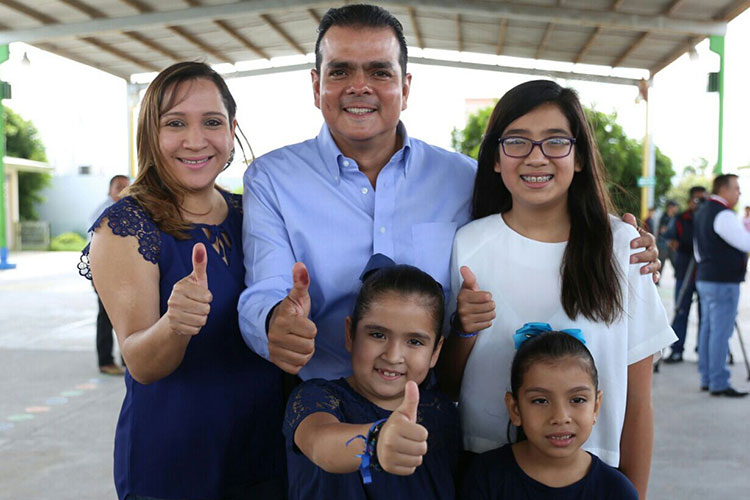 Acude a votar Enrique Rivas acompañado de su familia