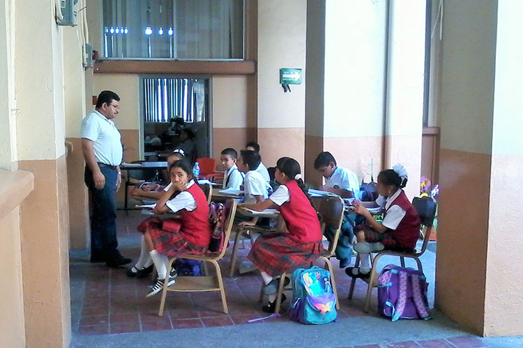 Toman clases sin luz ni agua desde hace 3 semanas