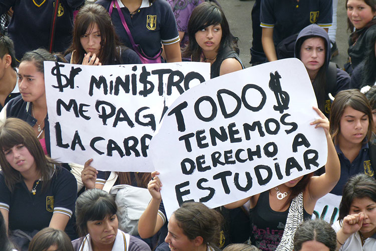 “No a la mala educación”, protestan estudiantes chilenos